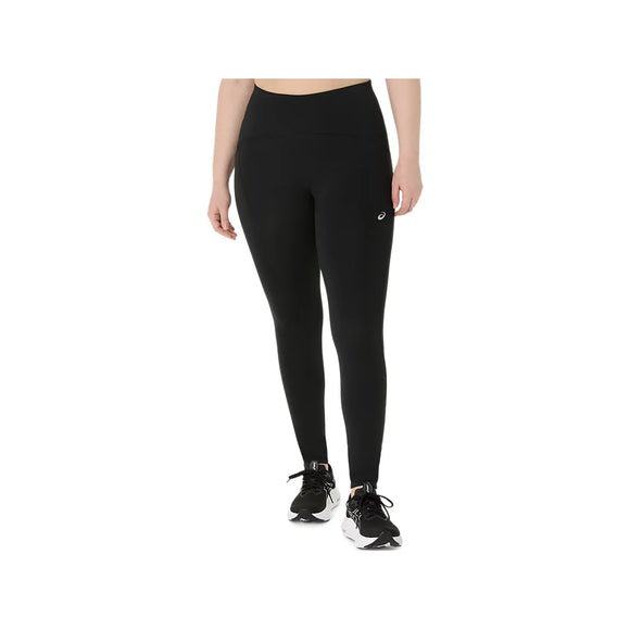 En person iført Asics Road Winter High Waist Tights til kvinder i farven Performance Black samt sorte løbesko står med ansigtet vendt fremad foran en ensfarvet hvid baggrund. Tightsene med høj talje har et lille logo på venstre lår. Personens hoved er ikke synligt.