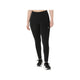 En person iført Asics Road Winter High Waist Tights til kvinder i farven Performance Black samt sorte løbesko står med ansigtet vendt fremad foran en ensfarvet hvid baggrund. Tightsene med høj talje har et lille logo på venstre lår. Personens hoved er ikke synligt.