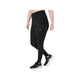 En person iført ASICS Road Winter High Waist Tights til kvinder i farven Performance Black og sorte løbesko med hvide såler står foran en hvid baggrund. Tightsene har et lille ASICS-logo på det øverste lår, og personens overkrop og ansigt er ikke synlige.