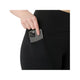 En person lægger en smartphone i sidelommen på et par sorte Asics Road Winter High Waist Tights, Dame, Performance Black, hvor kun vedkommendes hånd, hofte og øvre lår er synlige på en hvid baggrund.
