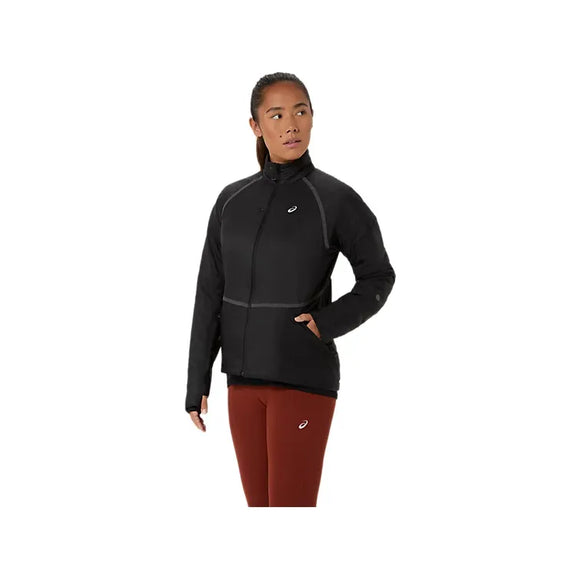 En person iført en Asics Road Winter Run-jakke til kvinder i farven Performance Black, med lynlås og lommer, kombineret med bordeauxrøde leggings, står foran en ensfarvet hvid baggrund og kigger til siden.