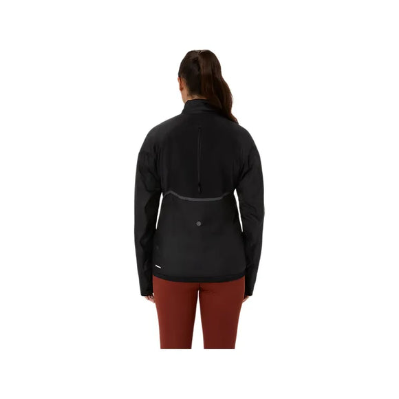 Der ses et billede bagfra af en person med langt brunt hår sat op i en hestehale, iført ASICS Road Winter Run Jacket, Dame, Performance Black med en reflekterende stribe og rødbrune bukser. Den ensfarvede hvide baggrund fremhæver det sporty look på denne vinterløbejakke fra Asics.