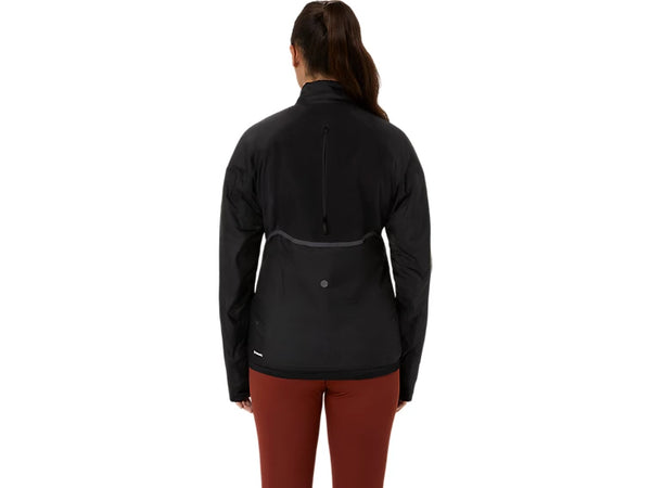 Der ses et billede bagfra af en person med langt brunt hår sat op i en hestehale, iført ASICS Road Winter Run Jacket, Dame, Performance Black med en reflekterende stribe og rødbrune bukser. Den ensfarvede hvide baggrund fremhæver det sporty look på denne vinterløbejakke fra Asics.