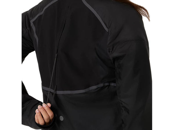 Der ses et billede bagfra af en person, der bærer Asics Road Winter Run Jacket, Dame, i farven Performance Black, mens vedkommende trækker i en lodret lynlås, der er placeret midt på rygpanelet. Kun overkroppen og en del af en arm er synlige.