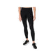Der ses en person fra underkroppen og ned, iført Asics Road Seamless Tight, Dame, Performance Black-leggings og sort-hvide sportssko, stående foran en hvid baggrund.