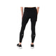 En person står med ryggen til kameraet iført et par højtaljede Asics Road Seamless Tight, Dame, Performance Black løbetights og sorte sportssko. Disse løbetights har små runde Asics-logoer ved læggene og et struktureret mønster på underbenene.