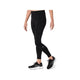 Der vises et billede af en person fra livet og ned, iført et par Asics Road Seamless Tight, Dame, i farven Performance Black – løbetights til kvinder med høj talje og sidelommer – kombineret med sorte løbesko, stående foran en hvid baggrund.