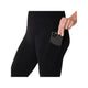 En person, der har ASICS Road Seamless Tight, Dame, Performance Black på, lægger en smartphone ned i sidelommen på sit højre lår. Billedet fokuserer på lommeberegningen og hånden, der holder telefonen.