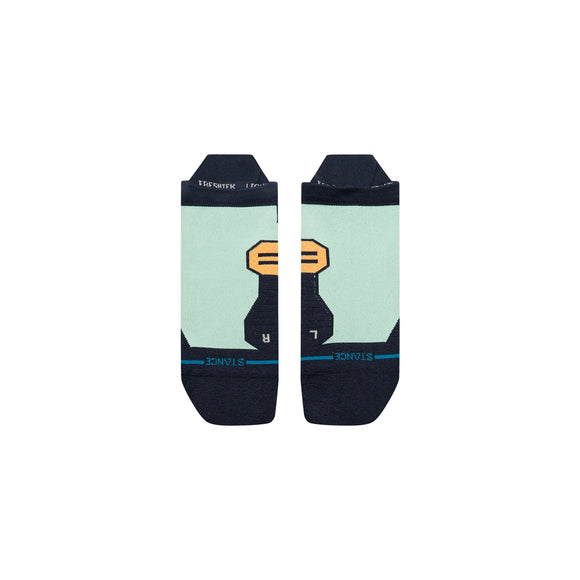Stance Run Light Tab unisex løbestrømper i mint har en tegneserieninja på en lysegrøn baggrund med sorte tæer, hæle og manchetter, der vises fladt side om side på en hvid overflade.
