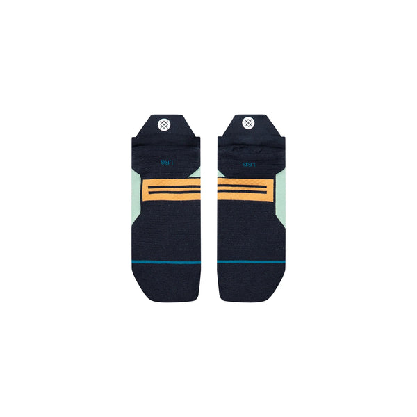 Et par Stance Run Light Tab løbestrømper, Unisex, Mint, vises side om side på en hvid baggrund. Hovedsageligt mørkeblå med lysegrønne og orange geometriske mønstre, små hvide logopletter og Infiknit-holdbarhed.