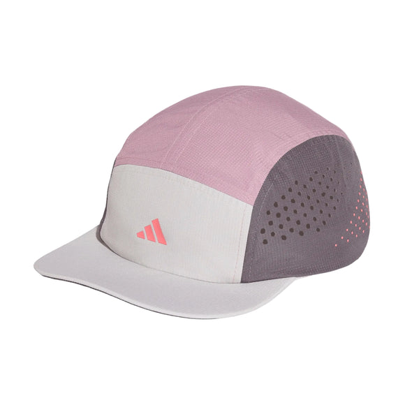 Adidas Run 5-Panel Climacool-kasketten, unisex i farven Grefiv/Purtur, har flerfarvede paneler i lyserød, grå og lilla med et lyserødt Adidas-logo foran og perforeringer i siderne, der sikrer ventilation.