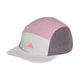 Adidas Run 5-Panel Climacool-kasketten, unisex i farven Grefiv/Purtur, har flerfarvede paneler i lyserød, grå og lilla med et lyserødt Adidas-logo foran og perforeringer i siderne, der sikrer ventilation.