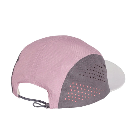 Et nærbillede af bagsiden af adidas Run 5-Panel Climacool-kasketten, unisex, farvevariant Grefiv/Purtur, viser lyselilla og grå paneler, perforerede ventilationshuller, en justerbar snorelukning samt skyggen, der ses til højre.