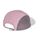 Et nærbillede af bagsiden af adidas Run 5-Panel Climacool-kasketten, unisex, farvevariant Grefiv/Purtur, viser lyselilla og grå paneler, perforerede ventilationshuller, en justerbar snorelukning samt skyggen, der ses til højre.