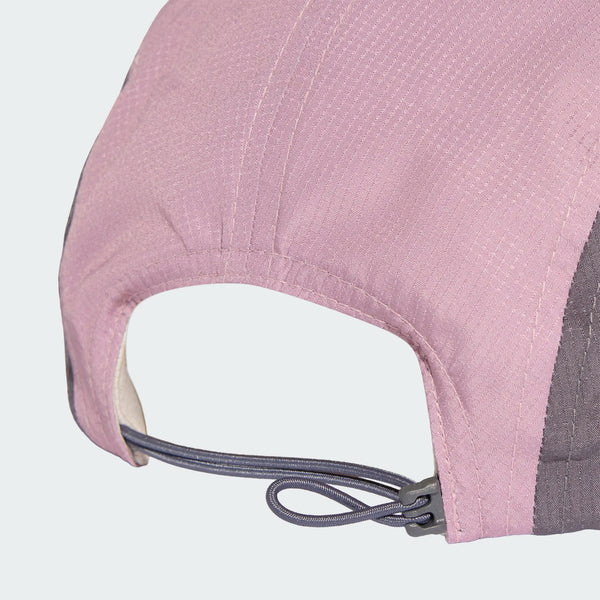 Nærbillede af bagsiden af Adidas Run 5-Panel Climacool-kasketten (unisex, Grefiv/Purtur), der viser de synlige sømme og en justerbar elastik med en plastikstopper, der sikrer en god pasform.