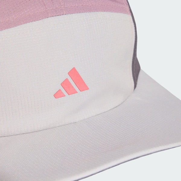 Et nærbillede af Adidas Run 5-Panel Climacool-kasketten (unisex, Grefiv/Purtur) med et lyserødt logo på frontpanelet, struktureret stof og en buet skygge.