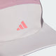 Et nærbillede af Adidas Run 5-Panel Climacool-kasketten (unisex, Grefiv/Purtur) med et lyserødt logo på frontpanelet, struktureret stof og en buet skygge.