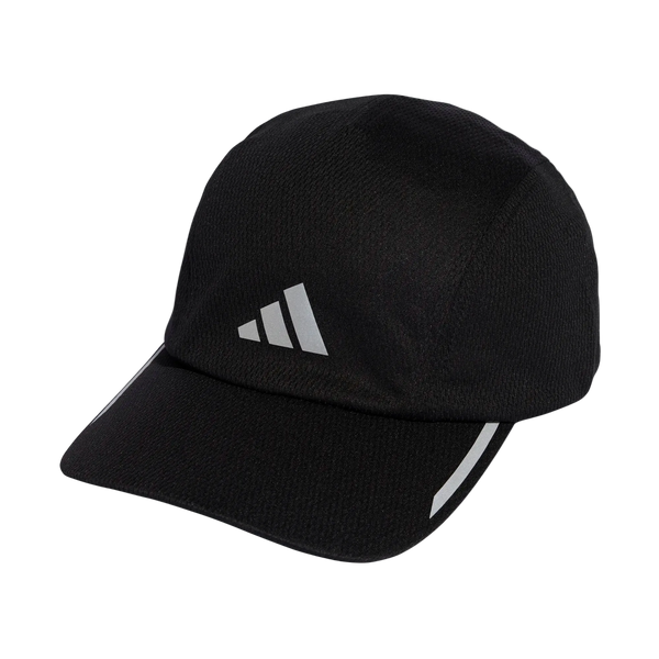 Adidas Running Mesh 4 Panel Cap, unisex i sort/Refsil, er en sort løbekasket med to hvide diagonale striber på skyggen og et hvidt logo med tre striber foran. Kasketten er udstyret med Climacool-teknologi og er fotograferet på en ensfarvet hvid baggrund.