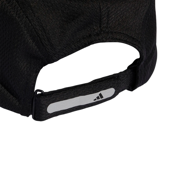 Nærbillede af bagsiden af den sort-sølvfarvede unisex Adidas Running Mesh 4 Panel Cap, der har en justerbar remlukning. Remmen er forsynet med en hvid refleksstribe og Adidas-logoet. Kasketten er designet med Climacool-teknologi for forbedret åndbarhed og komfort og vises her på en ensfarvet hvid baggrund.