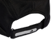 Nærbillede af bagsiden af den sort-sølvfarvede unisex Adidas Running Mesh 4 Panel Cap, der har en justerbar remlukning. Remmen er forsynet med en hvid refleksstribe og Adidas-logoet. Kasketten er designet med Climacool-teknologi for forbedret åndbarhed og komfort og vises her på en ensfarvet hvid baggrund.