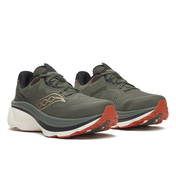 Et par Saucony Hurricane 26 herresko i farven Fatigue/Black med hvide mellemsåler og orange-brune ydersåler, vist side om side på en hvid baggrund.