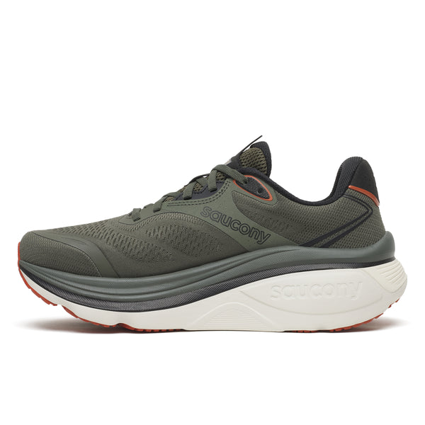 Saucony Hurricane 26 Herre i farven Fatigue/Black har en overdel i mesh, sorte og røde detaljer samt en tyk hvid sål. Modellen er afbildet i profil på en hvid baggrund og er ideel til mænd, der søger komfort og støtte.