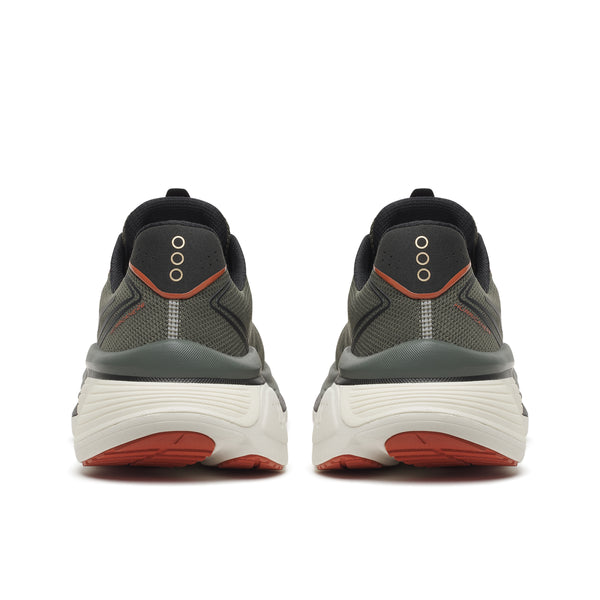 Et par Saucony Hurricane 26, herre, Fatigue/Black løbesko set bagfra, med olivengrøn overdel, sorte detaljer, hvid mellemsål, orange slidbane og tre cirkulære mønstre på hælen – ideelle stabilitetsløbesko til herre.