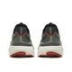 Et par Saucony Hurricane 26, herre, Fatigue/Black løbesko set bagfra, med olivengrøn overdel, sorte detaljer, hvid mellemsål, orange slidbane og tre cirkulære mønstre på hælen – ideelle stabilitetsløbesko til herre.