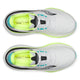 Et par Saucony Hurricane 26 herresko i farvekombinationen hvid/citron med detaljer i sort, neongul og blågrøn, set ovenfra på hvid baggrund; indlægssålerne er mærket med »MAX CUSHION« og »PWRRUN+«. Perfekte som stabile trænings- og løbesko til mænd.