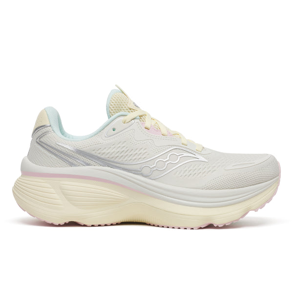 Saucony Hurricane 26 Dame i farvekombinationen Quartz/Swede har en tyk, stødabsorberende sål, overdel i mesh, pastelfarvede detaljer, snørebånd og logo på siden – perfekt til stabilitet og komfort.
