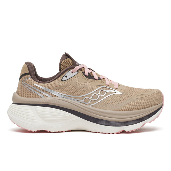 Saucony Hurricane 26, Dame, Saddle/Touch er en beige løbesko til kvinder med et hvidt og gråt bølgemønster, lyserøde snørebånd, en tyk hvid sål og en overdel i åndbart mesh, vist i sideprofil på en ensfarvet hvid baggrund.