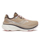 Saucony Hurricane 26, Dame, Saddle/Touch er en beige løbesko til kvinder med et hvidt og gråt bølgemønster, lyserøde snørebånd, en tyk hvid sål og en overdel i åndbart mesh, vist i sideprofil på en ensfarvet hvid baggrund.