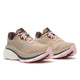 Et par Saucony Hurricane 26 Dame Saddle/Touch-løbesko med beige overdel, lyserøde og hvide såler, lyserøde snørebånd og brune detaljer, vist fra en trekvart-vinkel forfra på en hvid baggrund.