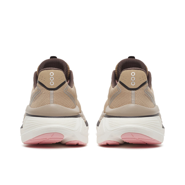 Saucony Hurricane 26 Dame i farven Saddle/Touch ses her set bagfra med en overdel i beige mesh, en tyk hvid sål, brune detaljer, et lyserødt mønster på ydersålen og tre runde hvide markeringer på hælen.