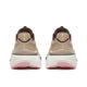 Saucony Hurricane 26 Dame i farven Saddle/Touch ses her set bagfra med en overdel i beige mesh, en tyk hvid sål, brune detaljer, et lyserødt mønster på ydersålen og tre runde hvide markeringer på hælen.