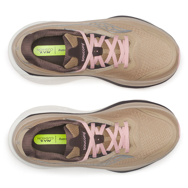 Et par Saucony Hurricane 26 løbesko til kvinder i farven Saddle/Touch, i tan med lyserøde snørebånd, sølv- og brune detaljer samt limegrønne MAX CUSHION-indlægssåler. Vist set ovenfra på en hvid baggrund.