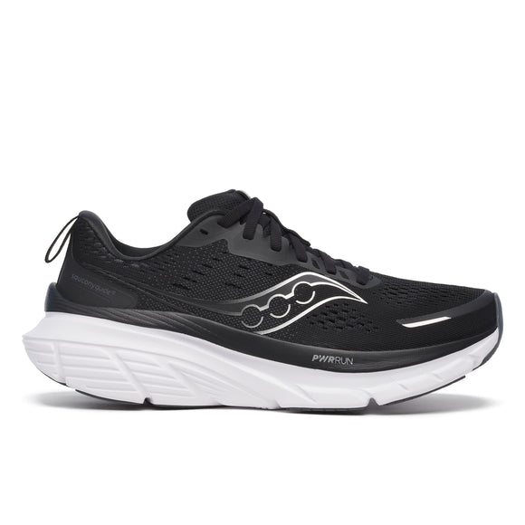 Saucony Guide 18 i Black/White er en løbesko til mænd med overdel i mesh, snørelukning, trækflig i hælen, tyk hvid sål med "PWRRUN" på siden og diskrete sølvfarvede detaljer, der giver atletisk komfort og stil.