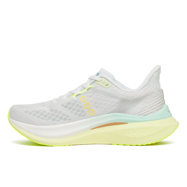 Saucony Endorphin Speed 5, White/Tender, Dame er en hvid atletisk løbesko med overdel i mesh, diskret branding, små gule detaljer, Speedroll-teknologi og en tyk lysegul/hvid sål med struktureret ydersål, der giver et godt greb.
