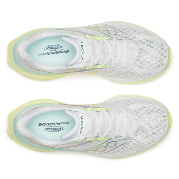 Top view of Saucony Endorphin Speed 5 Dame løbesko i White/Tender med mesh overdel, lysegrønne og gule detaljer samt "Speedroll-teknologi" på indersålerne. Skoene er placeret side om side.