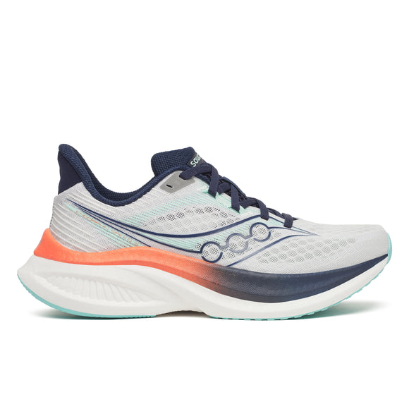 Saucony Endorphin Speed 5, White/Navy Dame, har navy, lyseblå og koralfarvede detaljer. Den har en overdel i mesh, snørelukning, tyk polstret sål med Speedroll-teknologi og er vist fra siden.