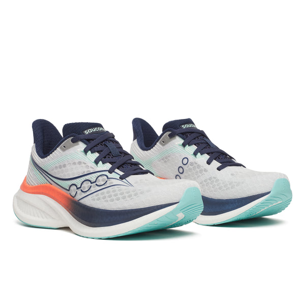 Et par Saucony Endorphin Speed 5-løbesko til kvinder i farvekombinationen White/Navy, med hvide mesh-overdele, marineblå detaljer samt såler i lyseblå og blågrønne nuancer og orange accenter. Skoene, der er inspireret af den innovative Speedroll-teknologi fra Endorphin Speed 5-serien, er placeret side om side på en hvid baggrund.