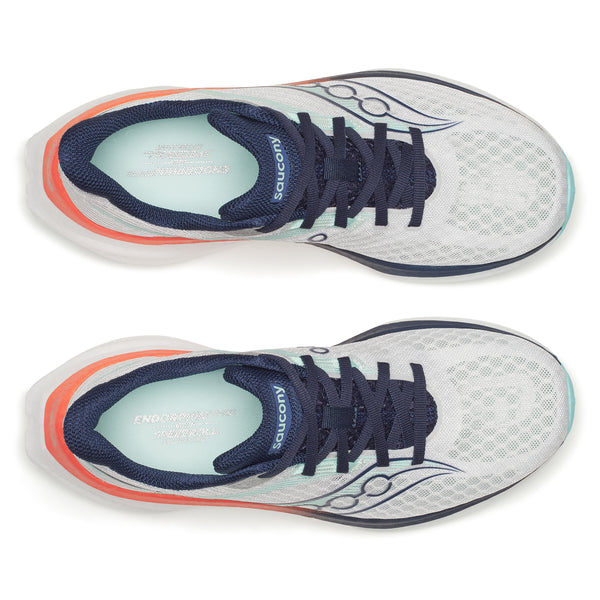Oversigtsbillede af et par Saucony Endorphin Speed 5 Dame-løbesko i farvekombinationen hvid/marineblå, med marineblå snørebånd, lyseblå såler og koralrøde detaljer på hælen samt den innovative Speedroll-teknologi, placeret side om side på en hvid baggrund.