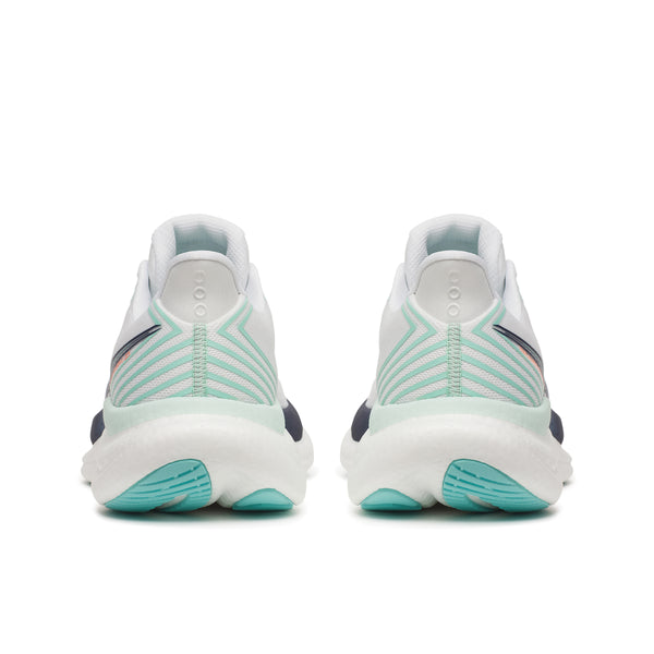 Et par Saucony Triumph 23 løbesko dame i White/Navy, vist bagfra med hvid overdel, mintgrønne og lyseblå detaljer, tykke hvide såler, blågrønne ydersåler og avanceret PWRRUN PB-støddæmpning.