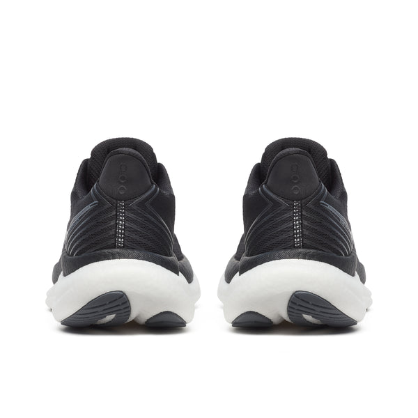 Et par Saucony Triumph 23 Dame løbesko i sort/hvid med hvide såler, set bagfra på en almindelig hvid baggrund. Lav ankel design og PWRRUN PB mellemsål sikrer maksimal komfort og subtile teksturer fuldender looket.