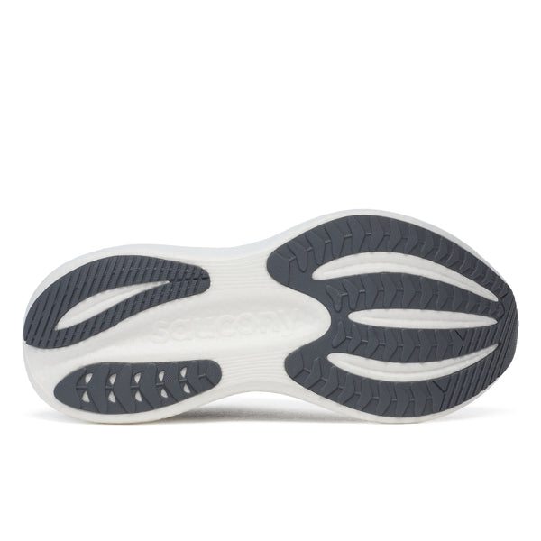 Billedet viser sålen på Saucony Triumph 23 Dame i sort/hvid med mørkegråt gummimønster, "saucony" præget i midten og et buet mønsterdesign, der giver greb, fleksibilitet og maksimal komfort.