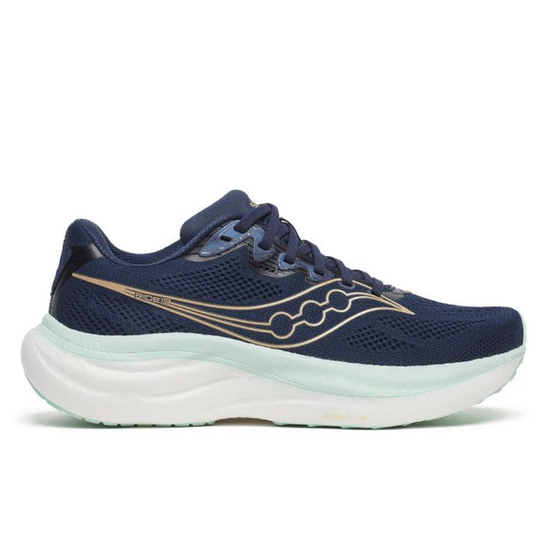 Saucony Ride 19 Dame i Navy/Aqua har en tyk hvid sål, gulddetaljer på siden og en letvægtsoverdel i mesh - ideel til daglig træning. Vist fra siden mod en hvid baggrund.