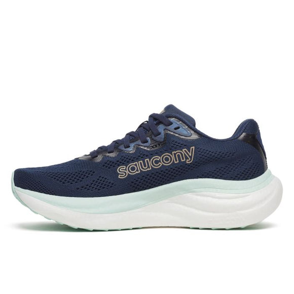 Saucony Ride 19 Dame i Navy/Aqua er en neutral løbesko med overdel i mesh, en hvid og pastelgrøn sål og "saucony" i beige på siden. Vist i venstre sideprofil er den ideel til daglig træning.