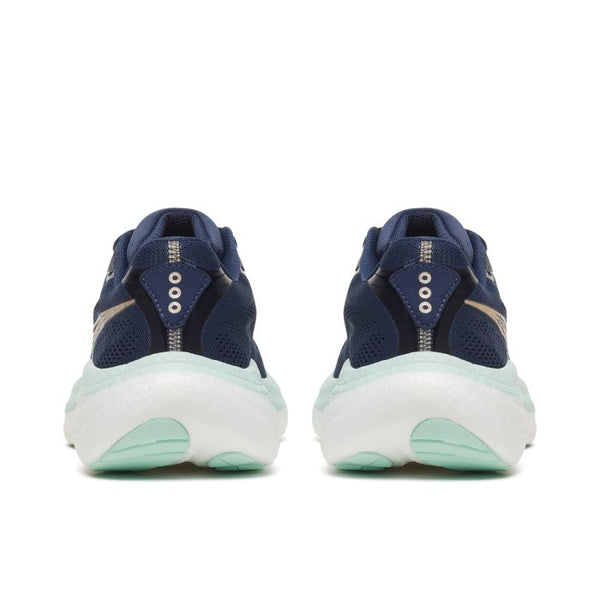 Et par Saucony Ride 19 Dame neutral løbesko i Navy/Aqua, set bagfra med lyseblå såler, mesh-overdel og reflekterende detaljer med tre cirkler på hver hæl mod en hvid baggrund. Perfekt til daglig træning.