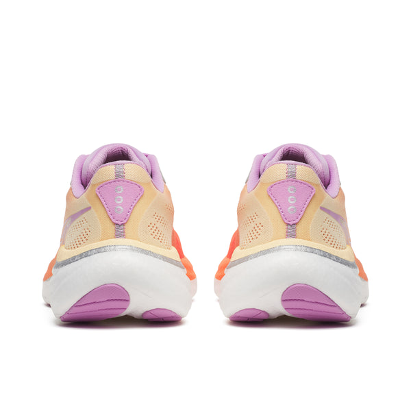 Et par Saucony Ride 19 Dame Fire/Orchid neutrale løbesko i pastelgul, orange og lilla med hvide såler og lilla detaljer på hæl og ydersål, vist bagfra på en hvid baggrund.
