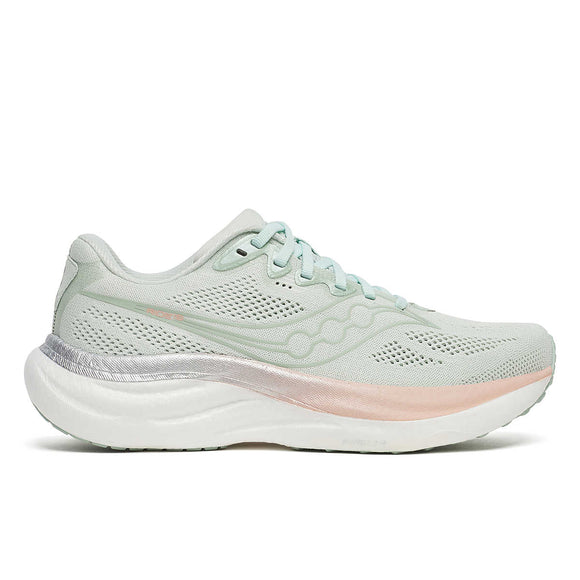 Saucony Ride 19 Dame Mist/Cameo er en lysegrøn løbesko med overdel i mesh, diskret branding på siden, lyseblå snørebånd, en pink stribe over det hvide PWRRUN+ mellemsål og en sølvfarvet hæl.